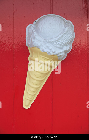 Segno di sfiato di un gigante di vaniglia in plastica cono gelato alla parete. Foto di Willy Matheisl Foto Stock