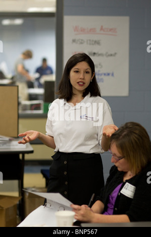 I giovani ispanici femmina insegnante conduce officina formazione a Manor New Tech High School di Manor, Texas Foto Stock