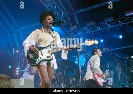 Noisettes lo splendore Festival in Nottingham's Wollaton Park. Noisettes (occasionalmente scritto come NOISEttes per marcare la differenza di pronuncia da noisette - una cucina francese termine ) sono un indie rock band di Londra che comprende il cantante e il bassista Shingai Shoniwa, chitarrista Dan Smith e il batterista Marc Marot (sostituisce Jamie Morrison). Foto Stock