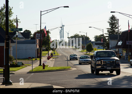 Stati Uniti Autostrada 30 attraverso Shabbona, Illinois. Le turbine eoliche in distanza. Foto Stock