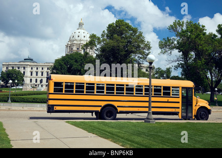 Scuola Bus nella parte anteriore del Campidoglio Foto Stock