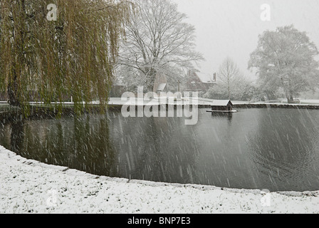 La caduta di neve di pilotaggio in Otford, Kent, oltre il solo elencate Duck Pond in Inghilterra Foto Stock