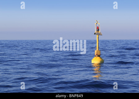 Floating faro giallo blu oceano mare nel Mediterraneo Foto Stock