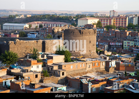 Ulu torre Beden sulle antiche mura della città di Diyarbakir, Turchia Foto Stock