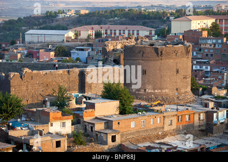 Ulu torre Beden sulle antiche mura della città di Diyarbakir, Turchia Foto Stock