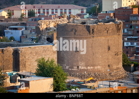 Ulu torre Beden sulle antiche mura della città di Diyarbakir, Turchia Foto Stock