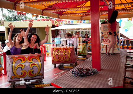 Le giovani ragazze godendo le corse di Adventure Island Luna Park a Southend-on-Sea, Essex. Foto Stock