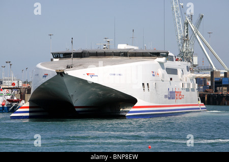 Il catamarano ad alta velocità (Condor express) a vela tra guernsey & Poole accanto a Guernsey St Peter Port. Foto Stock