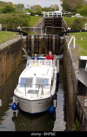 La manovra di vacanza attraverso il lancio di Caen si blocca sistema. Kennet and Avon Canal. Wiltshire, Inghilterra Foto Stock