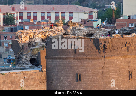 Ulu torre Beden sulle antiche mura della città di Diyarbakir, Turchia Foto Stock