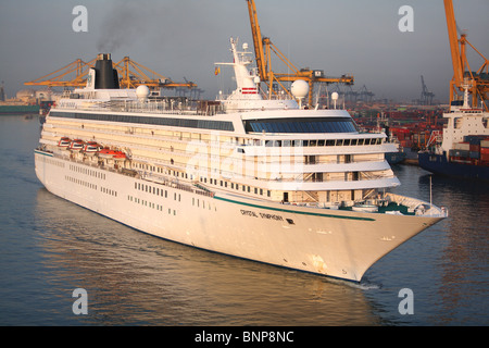 "Sinfonia di Cristallo' nave da crociera la mattina presto arrivo al Porto di Barcellona Spagna Foto Stock