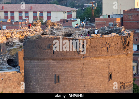 Ulu torre Beden sulle antiche mura della città di Diyarbakir, Turchia Foto Stock