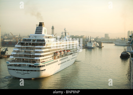 "Sinfonia di Cristallo' nave da crociera la mattina presto arrivo al Porto di Barcellona Spagna Foto Stock