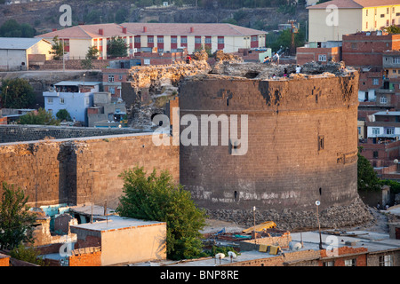 Ulu torre Beden sulle antiche mura della città di Diyarbakir, Turchia Foto Stock