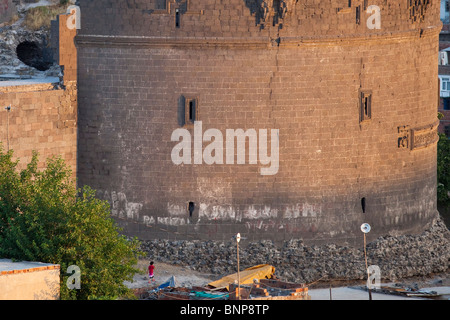 Ulu torre Beden sulle antiche mura della città di Diyarbakir, Turchia Foto Stock