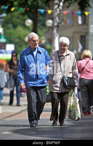 I pensionati attivi sulla trafficata via dello shopping Foto Stock