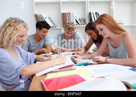 Gli adolescenti studiare in biblioteca Foto Stock