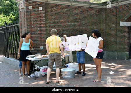 Studente cuocere la vendita e la raccolta di fondi presso la Harvard University di Cambridge, Massachusetts, STATI UNITI D'AMERICA Foto Stock