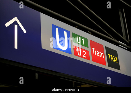 Stazione ferroviaria Travel segno indicante le direzioni Monaco di Baviera Germania Foto Stock