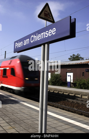 In treno e il Chiemsee Prien Stazione ferroviaria segno Chiemgau Prien Germania Foto Stock