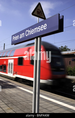 In treno e il Chiemsee Prien Stazione ferroviaria segno Chiemgau Prien Germania Foto Stock