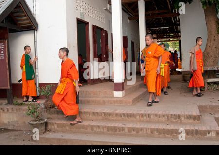 Il debuttante i monaci buddisti lasciano la scuola a Luang Prabang, Laos Foto Stock