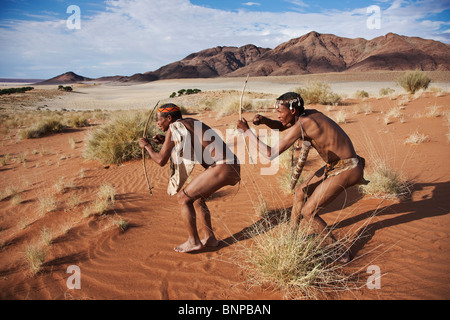 Bushman/San persone. San maschio cacciatori armati di arco tradizionale e la freccia Foto Stock