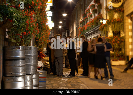 Una folla di persone al di fuori del duca di York pub di notte a Belfast City Centre Irlanda del Nord Regno Unito. Foto Stock