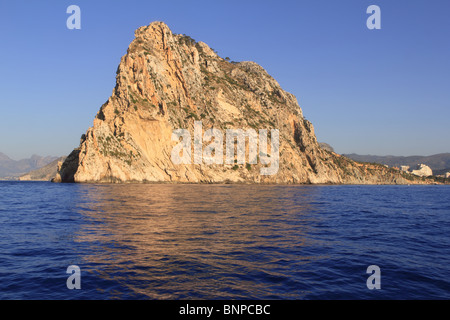 Ifach Penon montagna in Calpe dal blu del mare in provincia di Alicante Spagna Foto Stock