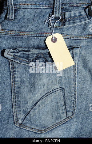 Jeans blu e etichetta vuota Foto Stock