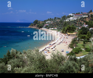 Vista della pittoresca spiaggia Troulos sull'isola di Skiathos Foto Stock