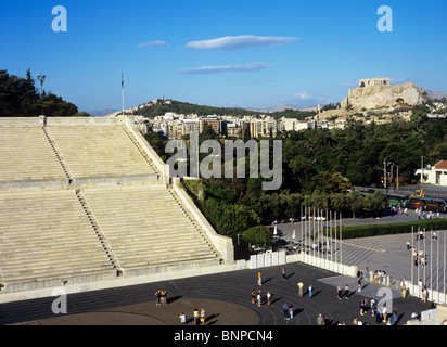 Vista che mostra l'Acropoli dal Panathinaiko Stadium, dove le prime Olimpiadi moderne sono state tenute nel 1896 Foto Stock