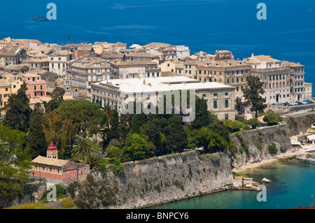 Vista su Venetian edifici di stile tradizionale di Corfù Città Vecchia sull'isola greca di Corfu Grecia GR Foto Stock