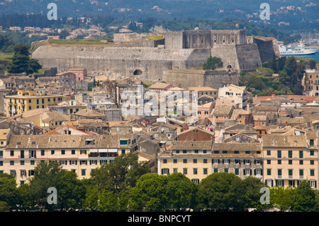 Vista su Venetian edifici di stile tradizionale di Corfù Città Vecchia sull'isola greca di Corfu Grecia GR Foto Stock