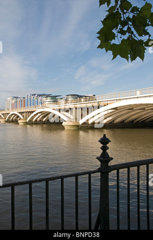 Grosvenor Bridge o stazione ferroviaria Victoria ponte sul fiume Tamigi e di avvicinamento alla stazione di Victoria, London, Regno Unito Foto Stock