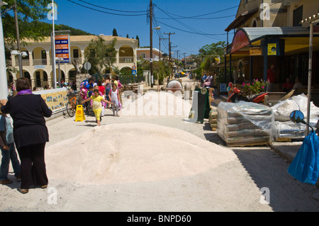 La via principale dello shopping che è lastricata e pedonale a Kassiopi sul greco dell'isola Mediterranea di Corfu Grecia GR Foto Stock