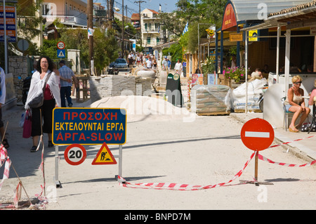 La via principale dello shopping che è lastricata e pedonale a Kassiopi sul greco dell'isola Mediterranea di Corfu Grecia GR Foto Stock