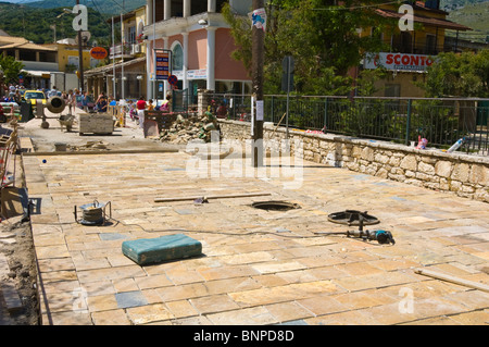 La via principale dello shopping che è lastricata e pedonale a Kassiopi sul greco dell'isola Mediterranea di Corfu Grecia GR Foto Stock