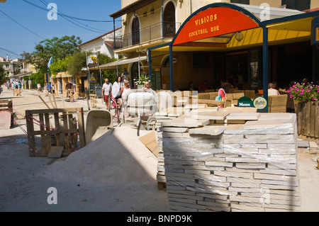 La via principale dello shopping che è lastricata e pedonale a Kassiopi sul greco dell'isola Mediterranea di Corfu Grecia GR Foto Stock