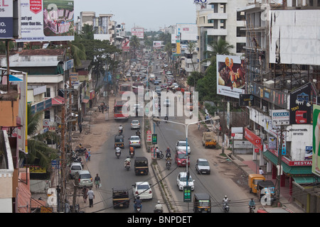 Troppo traffico motorizzato in India provoca il caos sull'inadeguato sistema stradale. Kochi, Kerala, India Foto Stock