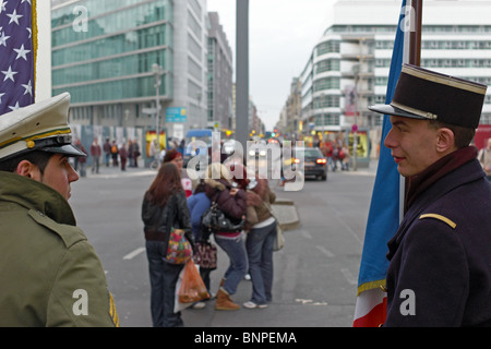 Attori travestiti da soldati al Checkpoint Charlie, Berlin, Germania Foto Stock