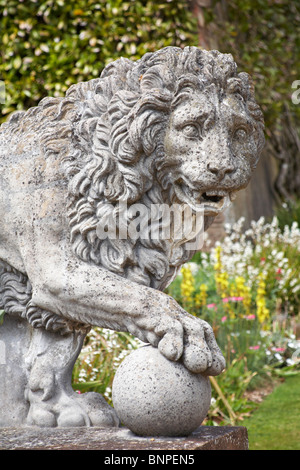 Primo piano della statua del leone nei giardini di Osborne House, Isola di Wight, Hampshire, Regno Unito Foto Stock