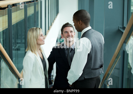 Il team Aziende a discutere nel luogo di lavoro Foto Stock