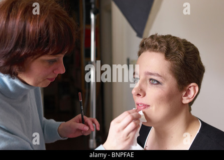 Un make-up artist e un modello Foto Stock