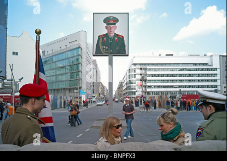 Attori vestiti come soldati al Checkpoint Charlie, Berlin, Germania Foto Stock