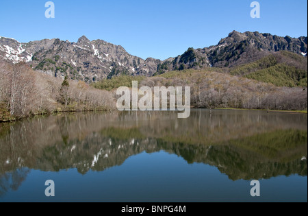 Kagami Ike (Mirror Lake), in primavera con Togakushi mountain in background. Foto Stock
