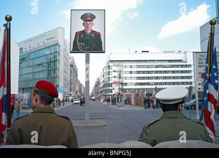 Attori vestiti come soldati al Checkpoint Charlie, Berlin, Germania Foto Stock