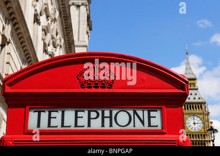 Telefono rosso scatola con il Big Ben e il Parlamento Square, Londra, Inghilterra, Regno Unito Foto Stock