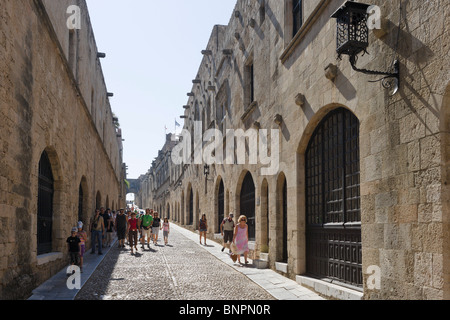 Gita a Piedi del gruppo verso il basso Odos Ippoton (strada dei cavalieri), Rodi, Rodi, Grecia Foto Stock