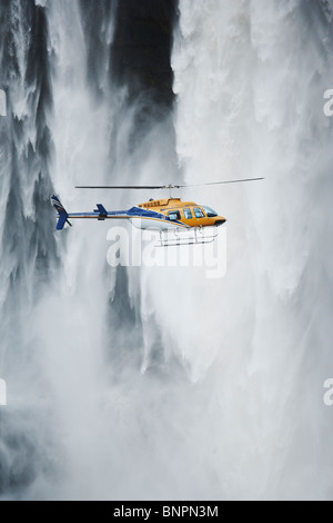 Un elicottero che vola di fronte a cascata Aponwao Venezuela Foto Stock